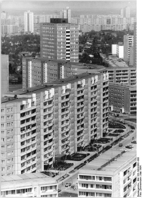 Wohnungsbau in der DDR. Das Entstehen neuer Stadtbezirke. Hier: Berlin-Marzahn Mai 1984. Foto: Zimmermann (ADN). Quelle: Bundesarchiv Bild 183-1984-0601-008 / Wikimedia Commons https://commons.wikimedia.org/wiki/File:Bundesarchiv_Bild_183-1984-0601-008,_Berlin,_Marzahn.jpg?uselang=de CC BY-SA 3.0 https://creativecommons.org/licenses/by-sa/3.0/de/deed.en