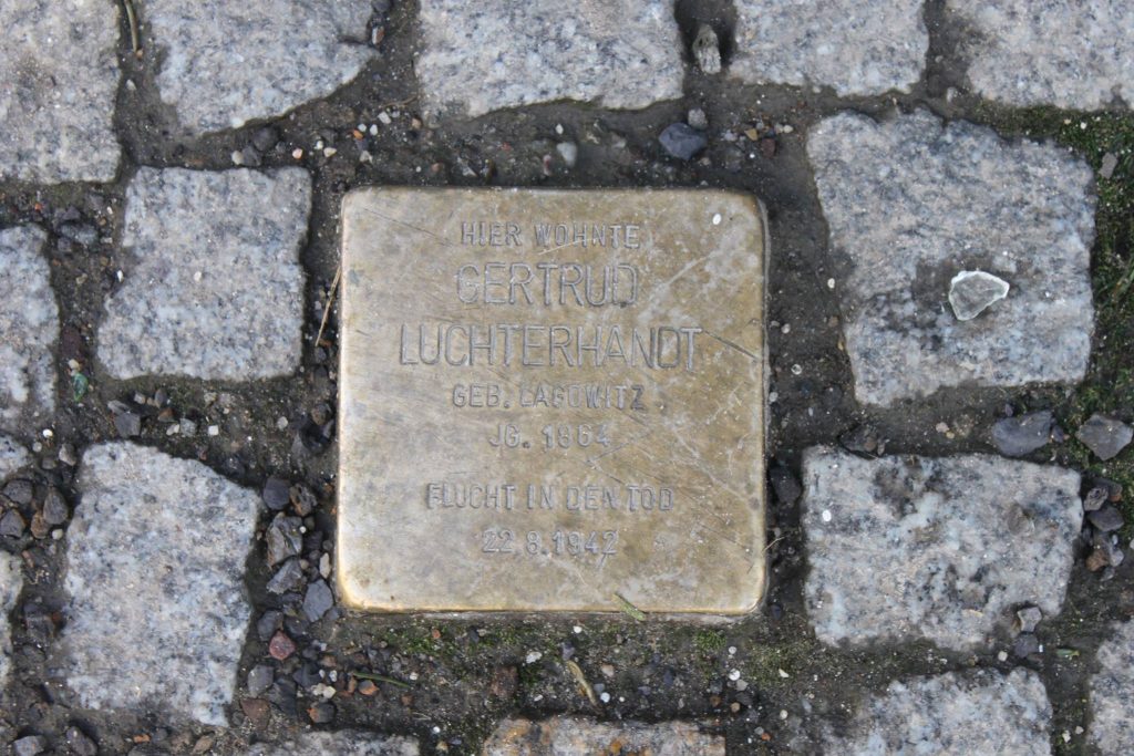 Stolperstein für Gertrud Luchterhandt in der Mainzer Straße. Foto: Beke Detlefsen CC BY-SA 3.0 https://creativecommons.org/licenses/by-sa/3.0/de/deed.en