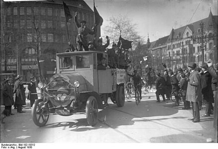 Ein Propaganda-Fahrzeug des Reichsbanners Schwarz-Rot-Gold wirbt 1930 zur Reichstagswahl in den Straßen Berlins. Fotograf: unbekannt, Quelle: Bundesarchiv Bild 102-10312 / Wikimedia Commons CC-BY-SA 3.0