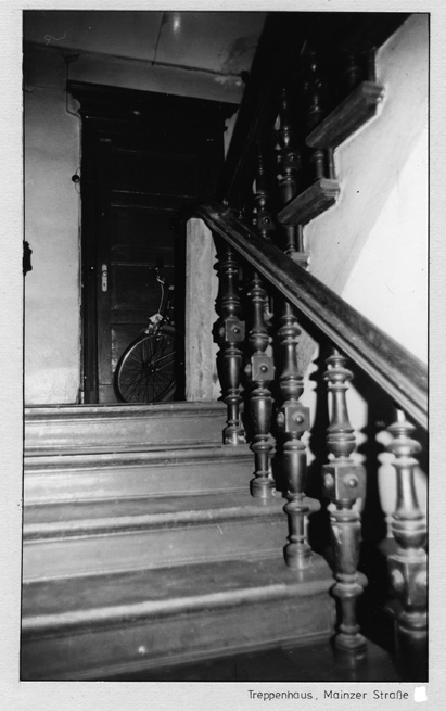 Treppenhaus eines Hauses in der Mainzer Straße in den 1980er Jahren. Foto: Landesarchiv Berlin C Rep 110-01 Nr 7080 F 30 © mit freundlicher Genehmigung