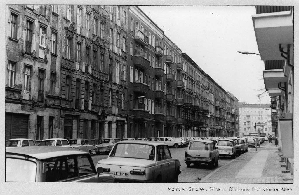 Die Mainzer Straße in den 1980er Jahren. Blick in Richtung Frankfurter Allee. Foto/Quelle: Landesarchiv Berlin C_Rep 110-01 Nr 7080 F 01 © mit freundlicher Genehmigung